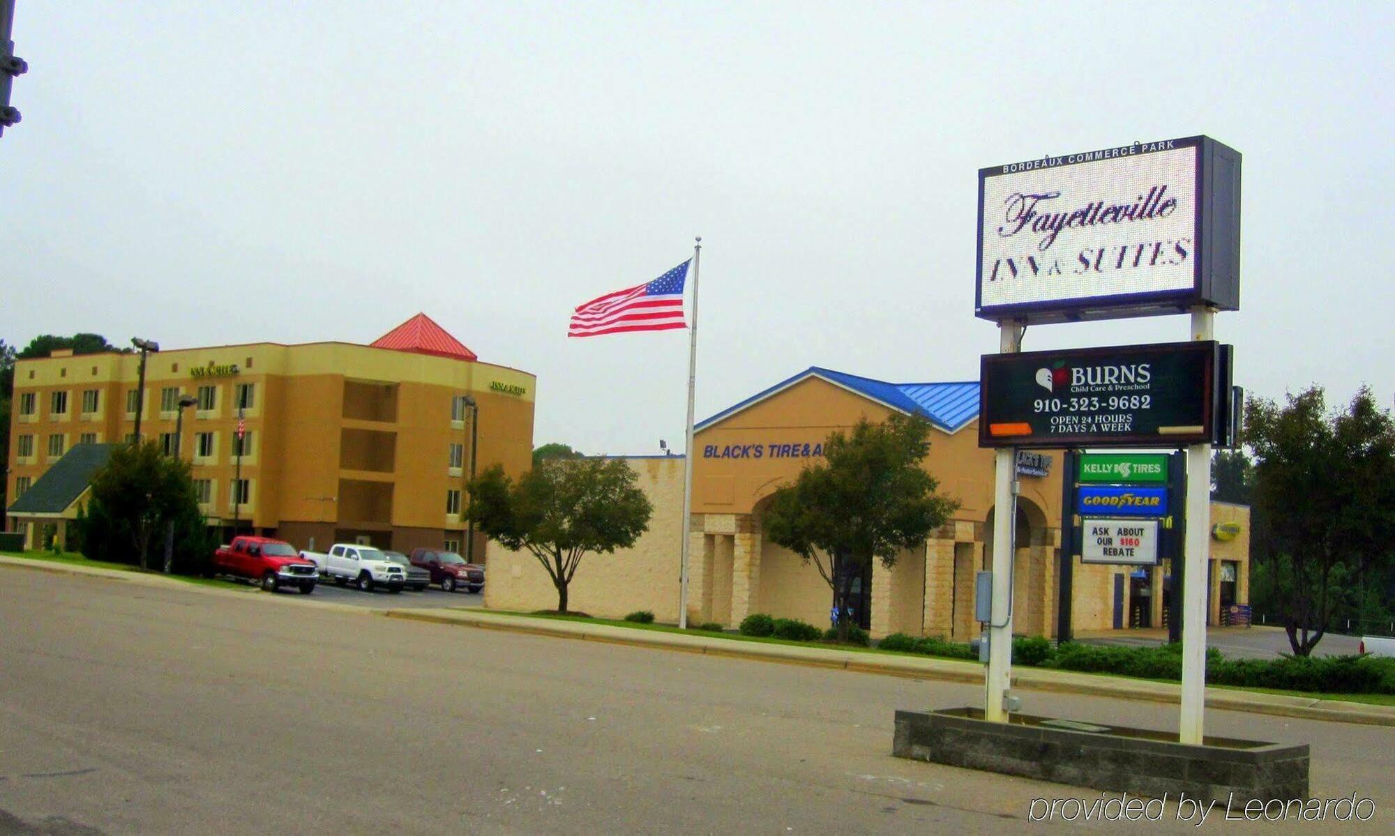 Red Roof Inn & Suites Fayetteville-Fort Bragg Exterior photo